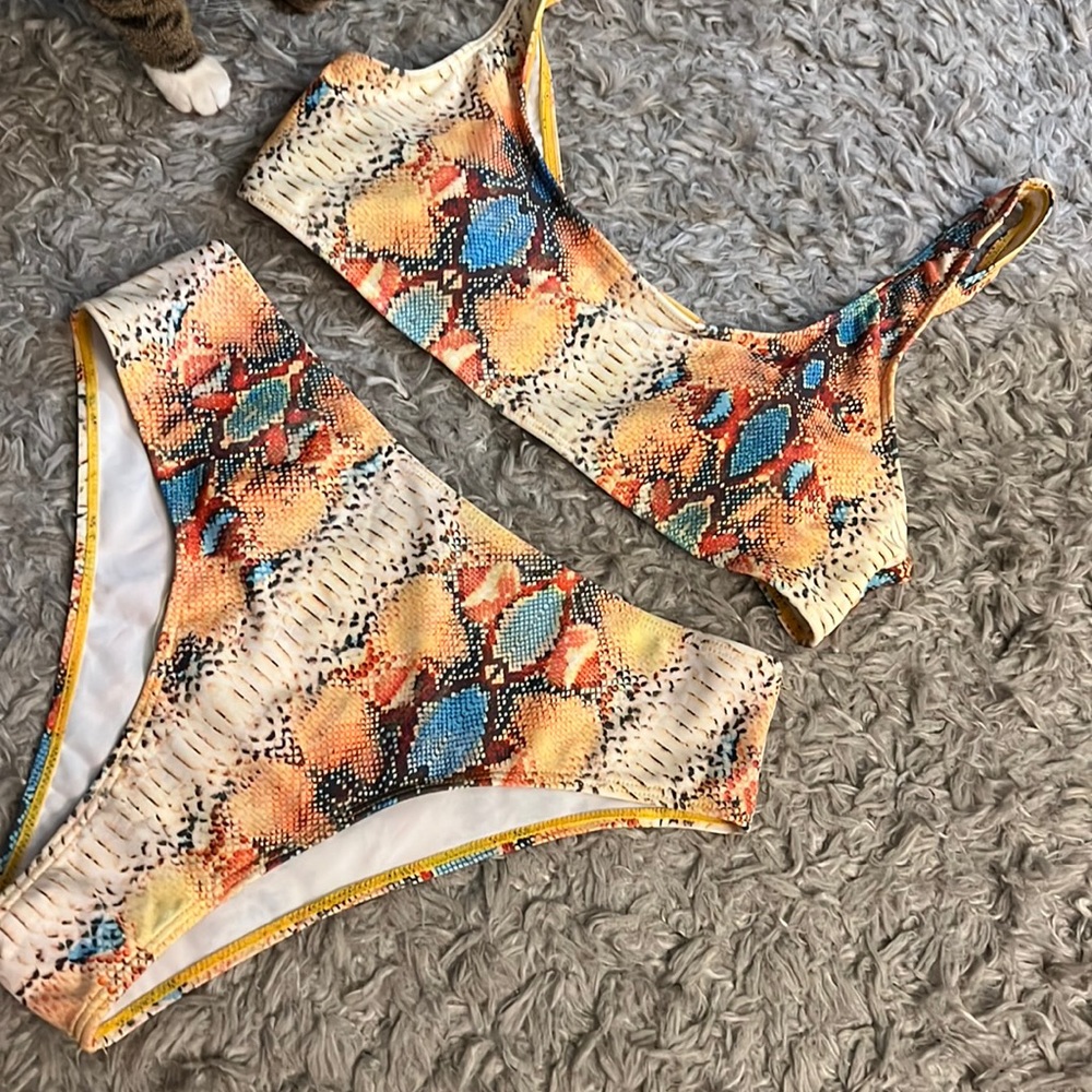 Women’s bathing suit never worn